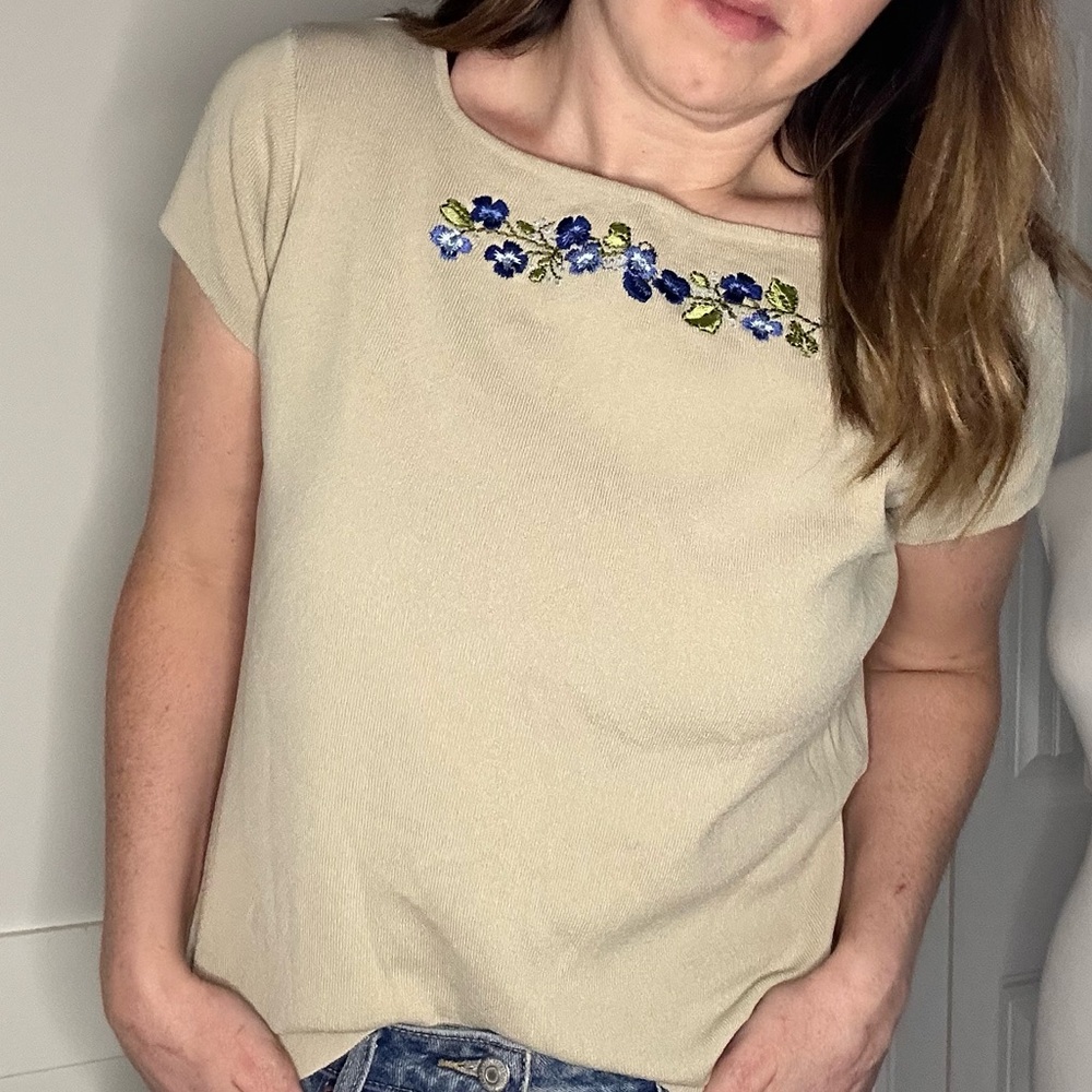 Vintage Beige Short Sleeve Sweater with Blue Embroidered Flowers (Size L)